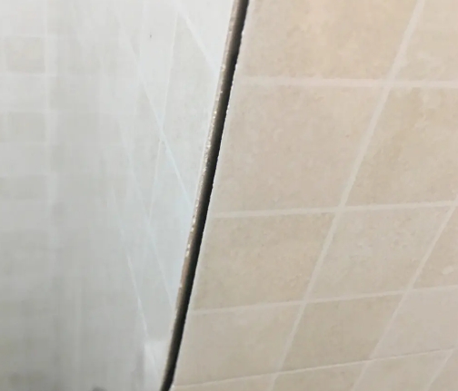 汕头瓷砖空鼓维修公司分享阳台瓷砖脱落的修复过程可以分为以下几个步骤