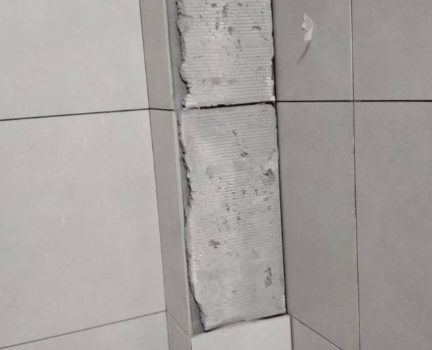 汕头瓷砖空鼓维修公司分享下瓷砖施工前基层浇水润湿程度不足，可能导致以下问题