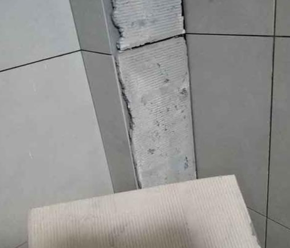 汕头瓷砖空鼓维修公司分享下厨房瓷砖脱落的补救措施。